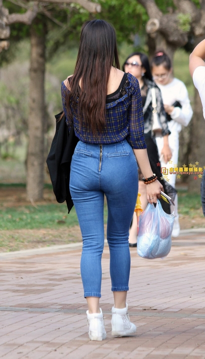 偶遇俏丽多姿的性感紧身牛仔裤美臀美眉[SJ-YP88]
