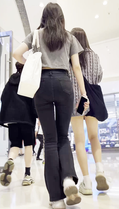 【视频】抓拍小家碧玉的风尚紧身牛仔裤圆臀女孩[PP-P07M]