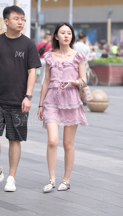 街拍亭亭玉立的潮流超短裙美腿美眉[MZ-L9E4]