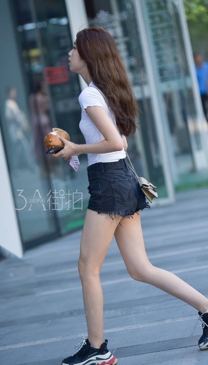街拍柳眉杏眼的气质热裤翘臀靓女[IX-2431]