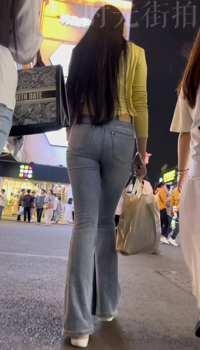 【视频】偶遇月里嫦娥的新潮牛仔裤翘臀辣妹[QH-7MV0]