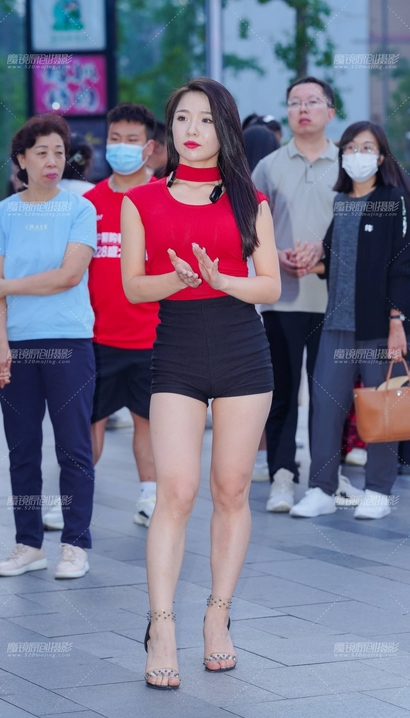 一位温婉可人的气质热裤长腿美女[OH-1N80]