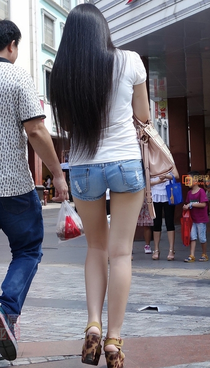 偶遇身材无懈可击的小清新热裤美臀女生[ZE-VE7P]