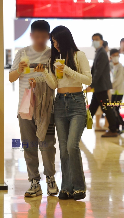 一个环肥燕瘦的潮流紧身牛仔裤圆臀女神[ZG-76W9]