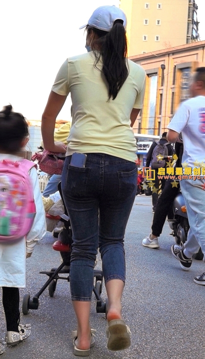 偶遇丰姿妍丽的风尚牛仔裤紧臀辣妹[GH-K420]