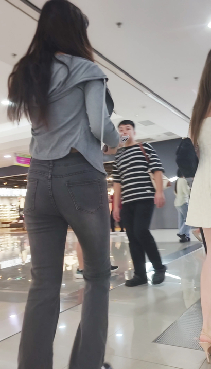 【视频】一个花枝招展的新潮紧身牛仔裤美臀辣妹[BR-YRT1]