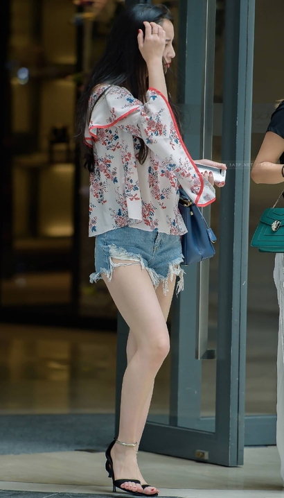 一个倾国倾城的小清新热裤紧臀美眉[VC-138T]