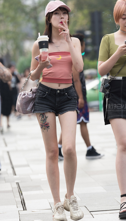 街拍剪水双瞳的风尚热裤大长腿女孩[KN-5NT4]