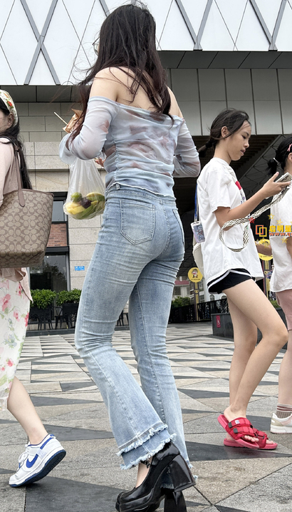 抓拍身材完美的风尚牛仔裤美腿女生[ES-H6K0]