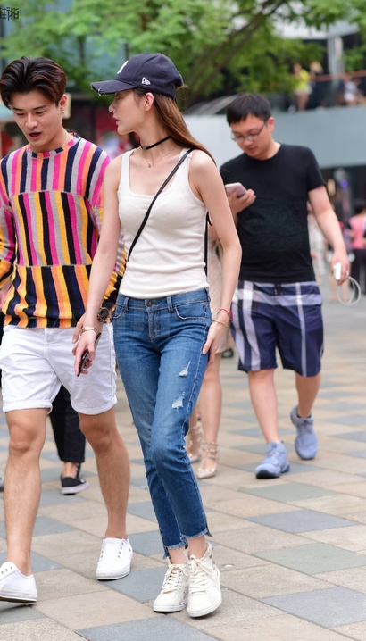 街拍千娇百媚的时髦牛仔裤紧臀女生[IE-AQK1]