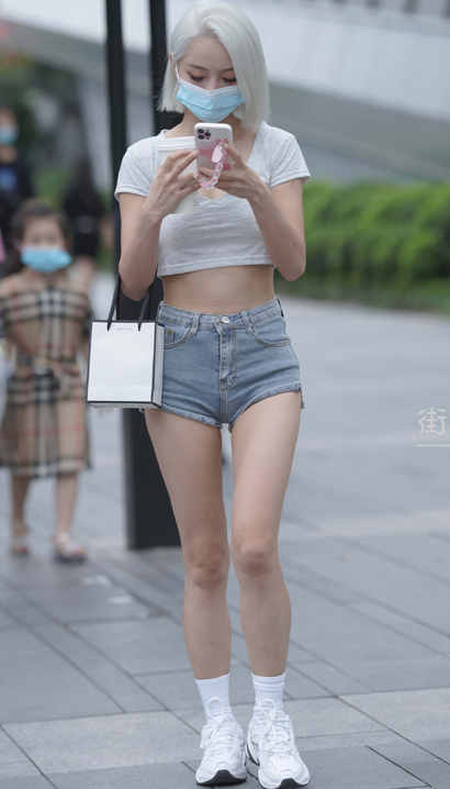 一位柳夭艳影的时尚热裤紧臀女神[YI-XT54]
