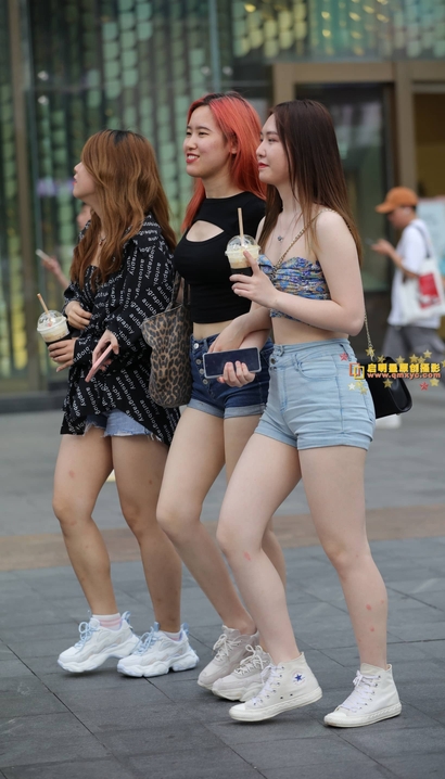 偶遇前凸后翘的极品热裤宽臀女孩[YX-FR74]
