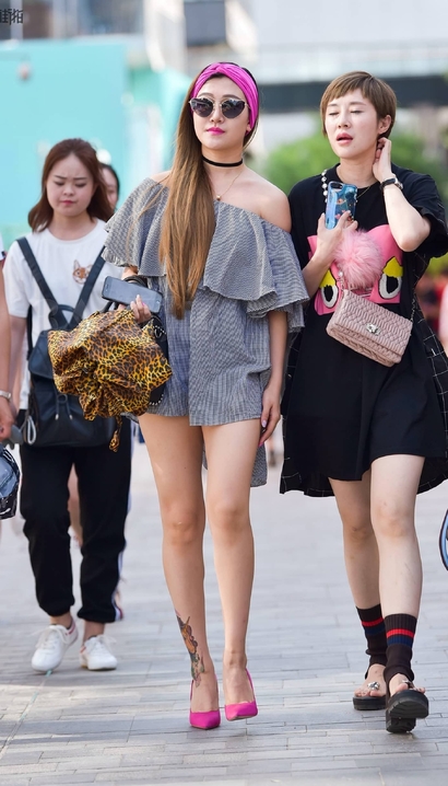 街拍秀外慧中的性感精致装束美臀女孩[IC-47H4]