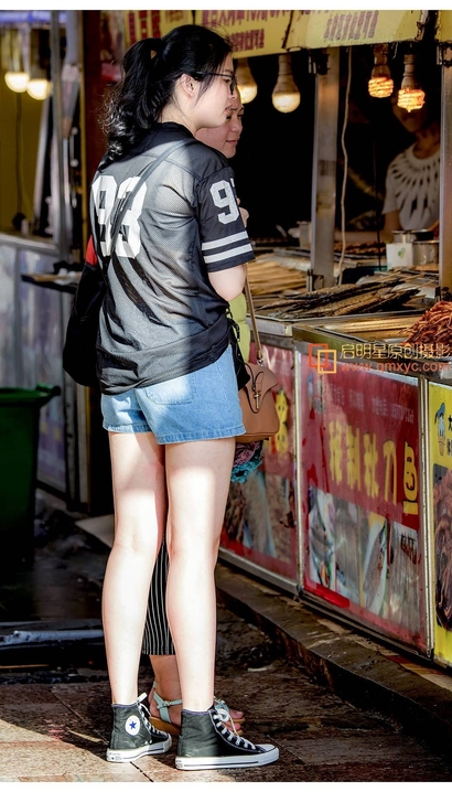 街拍身材匀称的小清新热裤美腿女神[BV-09V7]