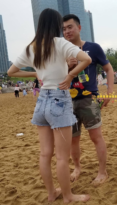 抓拍冠压群芳的前卫热裤紧臀美眉[QY-27D4]