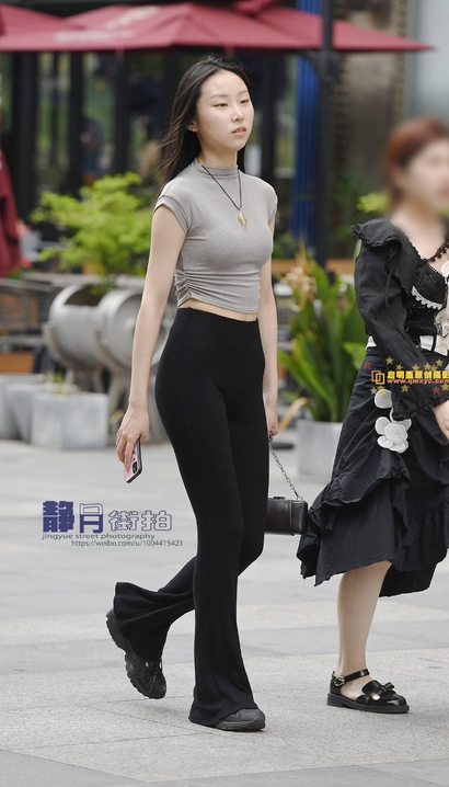一位娉婷袅娜的小清新紧身裤长腿美女[YN-0085]