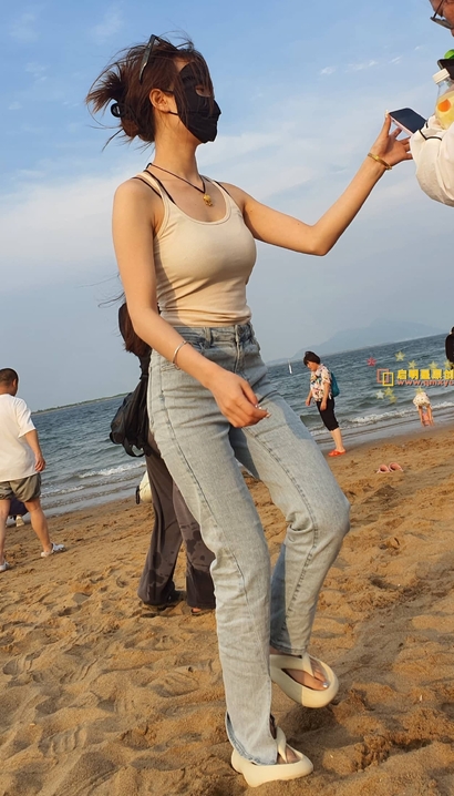 一个气质非凡的气质紧身牛仔裤翘臀小姐姐[TS-EYS7]