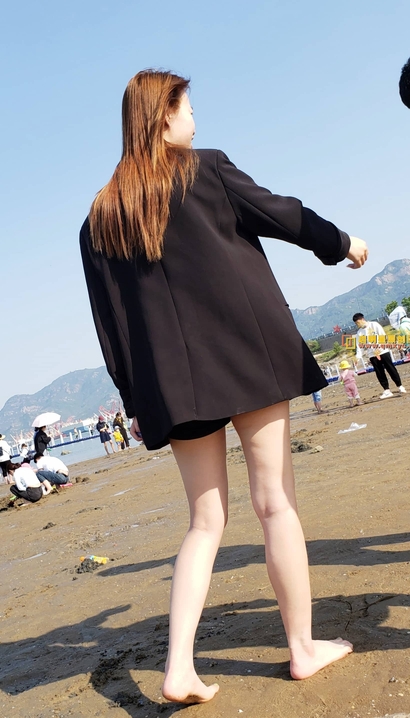 街拍仪态万千的新潮热裤宽臀美眉[TX-905K]