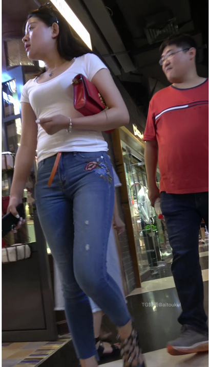 【视频】偶遇香肌玉肤的新潮牛仔裤长腿靓女[TO-Y322]