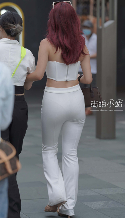 街拍举步轻摇的时尚紧身裤长腿美女[YF-Y4F1]