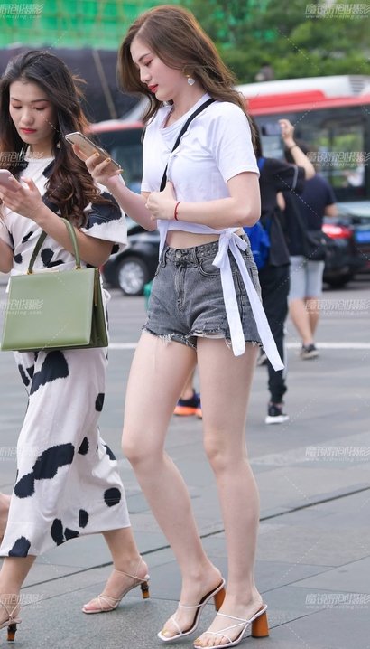 一个翩若惊鸿的潮流热裤大长腿靓女[PF-57ID]