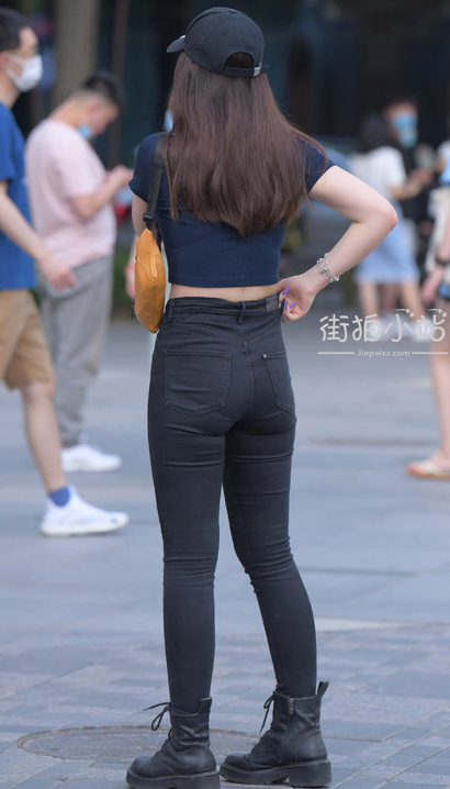 抓拍桃羞杏让的潮流紧身牛仔裤翘臀辣妹[WO-6ZWW]