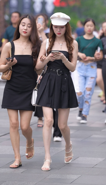街拍袅袅婷婷的时尚包臀裙丰臀女孩[UZ-6LXJ]