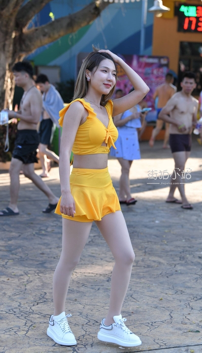 一位风姿绰约的时尚清雅装扮圆臀靓女[YZ-Z0K4]