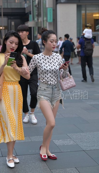 一个绝色美人的时尚热裤圆臀辣妹[NK-UKS2]