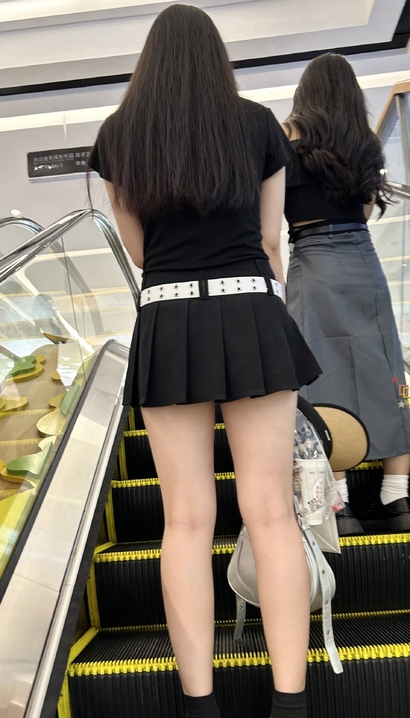 一个娥娜翩跹的气质小短裙紧臀小姐姐[NX-L17R]