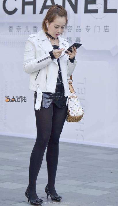 街拍花容月貌的极品小短裙大长腿女生[WK-0U4Q]