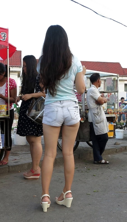 一位仪态万端的新潮热裤长腿女生[PB-EI66]