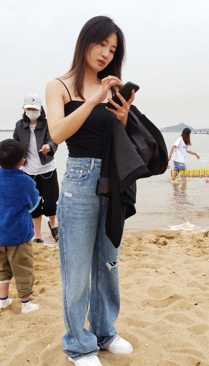 街拍袅袅娉娉的时尚牛仔裤大长腿女生[FT-173U]