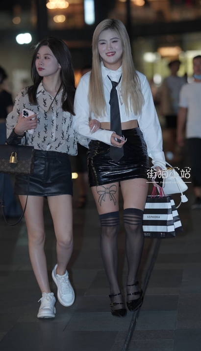 街拍身姿优雅的性感裙子美臀美眉[GW-8V9T]