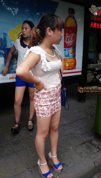 偶遇清水芙蓉的潮流超短裙翘臀女孩[TM-B7I7]