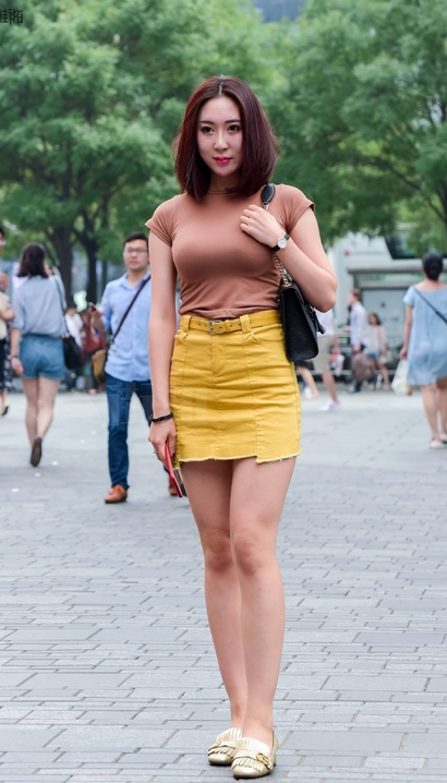 偶遇娉婷婀娜的新潮小短裙翘臀女生[HK-TAVM]