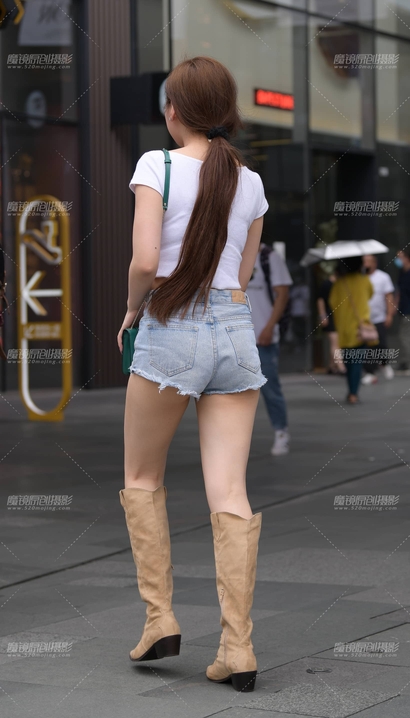一个巧笑倩兮的时髦热裤美腿女生[HT-J595]
