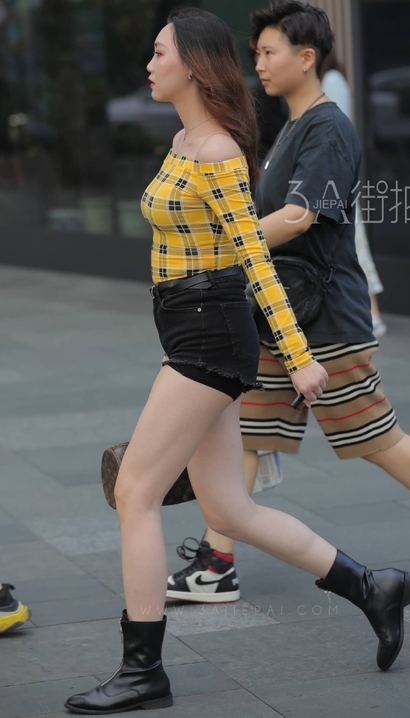 偶遇国色天香的风尚热裤大长腿女生[YU-376L]