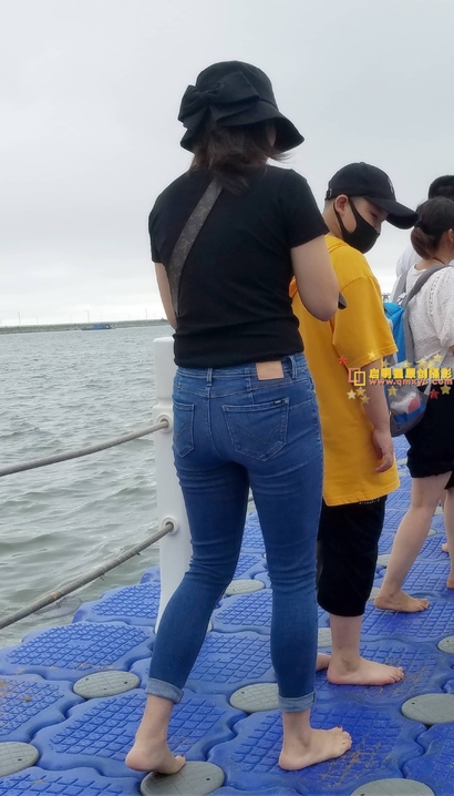 抓拍出尘脱俗的性感紧身牛仔裤美臀女生[QM-39UF]