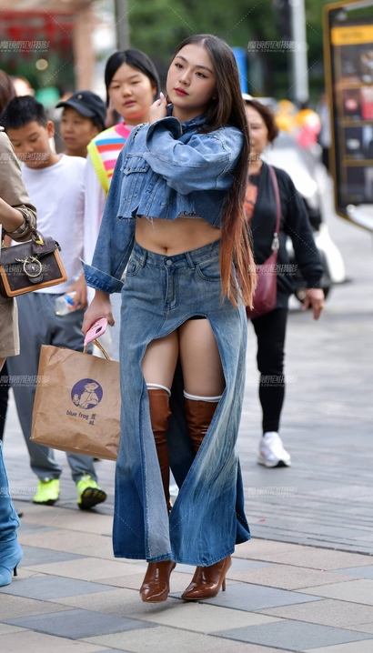 一个出尘脱俗的潮流个性服饰圆臀靓女[EO-7UE1]