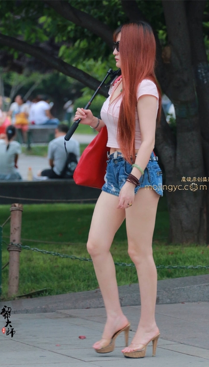 街拍明目皓齿的时髦热裤翘臀御姐[OY-27LG]