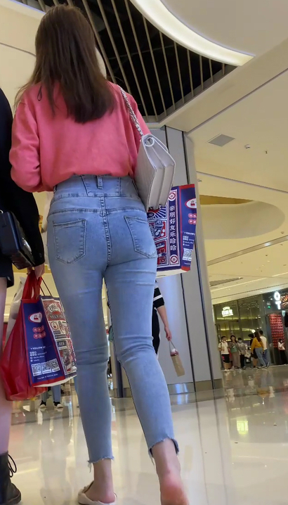 【视频】街拍楚楚动人的性感牛仔裤美臀小姐姐[XP-793W]
