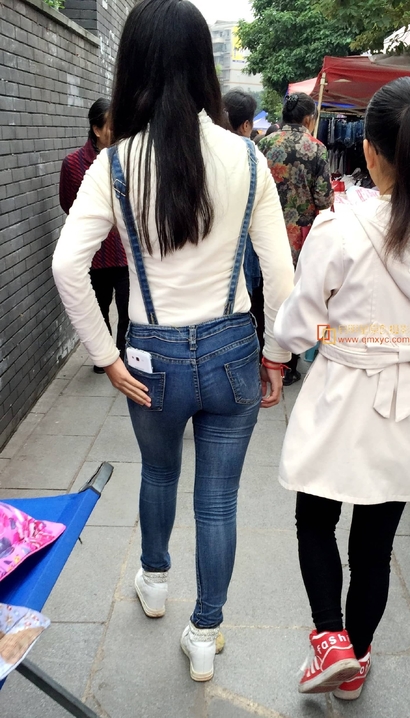 一位金枝玉叶的气质紧身牛仔裤圆臀美女[NL-234Z]
