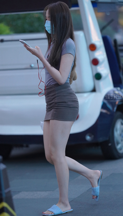 一位美艳绝伦的前卫小短裙紧臀美眉[AI-5Y4Y]