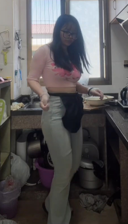 【视频】一位身姿优雅的小清新紧身牛仔裤美腿靓女[LC-6779]