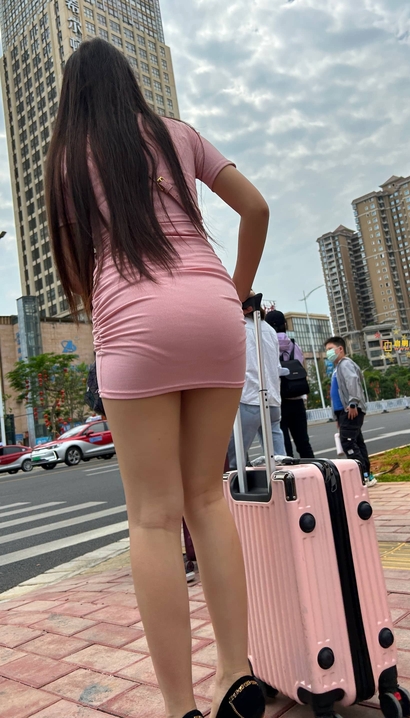 一位清水芙蓉的气质超短裙紧臀美女[YM-I4SS]