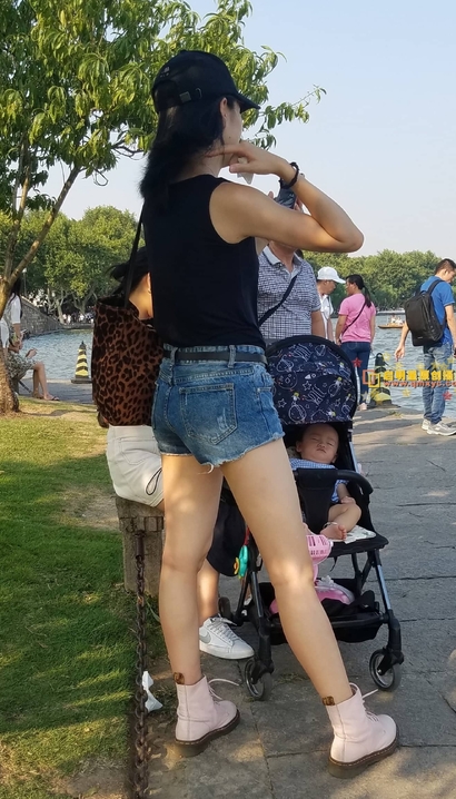 抓拍水灵秀气的气质热裤大长腿小姐姐[LL-XDIG]