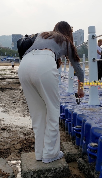 抓拍娉婷袅娜的时髦优美装扮翘臀女孩[HX-RWVG]