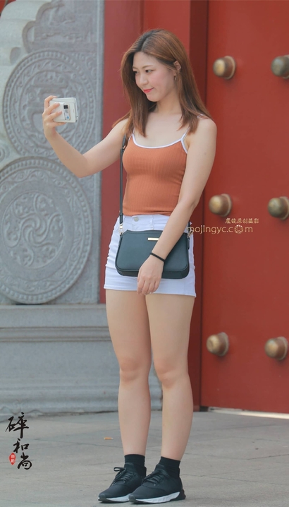 街拍饱满圆润的气质热裤宽臀辣妹[UC-734I]