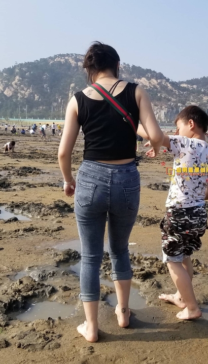 街拍青春靓丽的性感牛仔裤美腿女孩[RY-6852]
